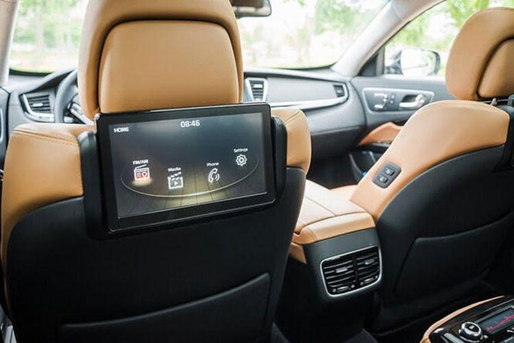 Ở thế hệ này Kia Quoris không được đánh giá cao về thiết kế, nhiều người còn gọi đây là chiếc K3 đời 2010 phóng to. Điểm nhấn ở ngoại thất có đèn pha Full LED tự động điều chỉnh góc chiếu, đèn hậu LED, mâm đa chấu kích thước 19 inch cùng nhiều chi tiết mạ crôm sáng nhằm tăng tính sang trọng.