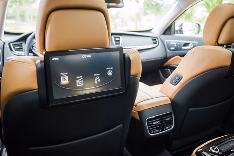 Ở thế hệ này Kia Quoris không được đánh giá cao về thiết kế, nhiều người còn gọi đây là chiếc K3 đời 2010 phóng to. Điểm nhấn ở ngoại thất có đèn pha Full LED tự động điều chỉnh góc chiếu, đèn hậu LED, mâm đa chấu kích thước 19 inch cùng nhiều chi tiết mạ crôm sáng nhằm tăng tính sang trọng.