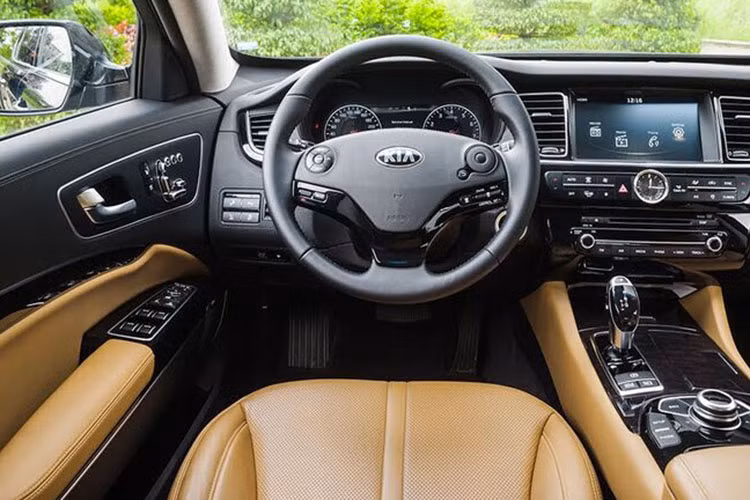 Kia Quoris có kích thước dài x rộng x cao lần lượt 5.095 x 1.900 x 1.490 mm. Chiều dài cơ sở 3.045 mm. Xe trang bị hệ thống treo khí nén điện tử, tự động điều chỉnh 3 mức độ tùy theo điều kiện mặt đường. Các tính năng an toàn nổi bật có thể kể đến hệ thống cảnh báo điểm mù, kiểm soát hành trình thông minh, camera 360 độ cùng hệ thống 9 túi khí.