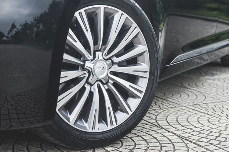 Kia Quoris còn có tên gọi khác là K9 tại một số thị trường quốc tế. Đây là mẫu sedan cao cấp nhất trong dải sản phẩm Kia trên toàn cầu. Phiên bản bán tại Việt Nam đã “lỗi thời” vì thuộc thế hệ đầu tiên. Hiện tại, mẫu xe này đã bước sang thế hệ thứ hai từ năm 2019, trước khi ra mắt bản facelift mới nhất hồi tháng 5 năm nay tại Hàn Quốc.