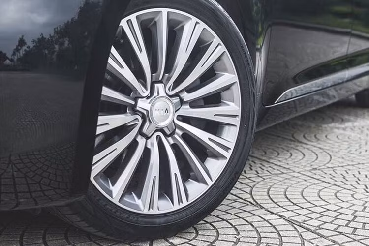 Kia Quoris còn có tên gọi khác là K9 tại một số thị trường quốc tế. Đây là mẫu sedan cao cấp nhất trong dải sản phẩm Kia trên toàn cầu. Phiên bản bán tại Việt Nam đã “lỗi thời” vì thuộc thế hệ đầu tiên. Hiện tại, mẫu xe này đã bước sang thế hệ thứ hai từ năm 2019, trước khi ra mắt bản facelift mới nhất hồi tháng 5 năm nay tại Hàn Quốc.