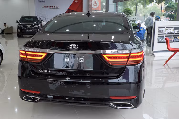 Ghế lái chỉnh điện 16 hướng, nhớ 2 vị trí cùng khả năng sưởi, thông gió 3 cấp độ. Cửa sổ trời toàn cảnh. Kia Quoris cung cấp không gian rất rộng rãi cho hàng ghế sau. Người ngồi có thể điều chỉnh ghế tới-lui và massage lưng. Bảng điều khiển ở giữa hàng ghế sau đầy đủ những chức năng như giải trí, điều hòa, ghế ngồi hay rèm cửa. Tất cả cửa xe đều là cửa hít tự động.