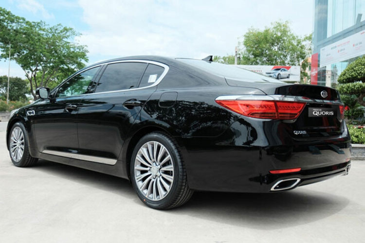 Cuối tháng 7/2021, hãng xe Hàn Quốc đang áp dụng mức giảm giá Kia Quoris sau nhiều năm tồn kho. Cụ thể, xe có giá niêm yết 2,708 tỷ đồng, nhưng được tặng tiền mặt 500 triệu đồng, giá bán thực tế đến tay người tiêu dùng còn 2,208 tỷ đồng. 