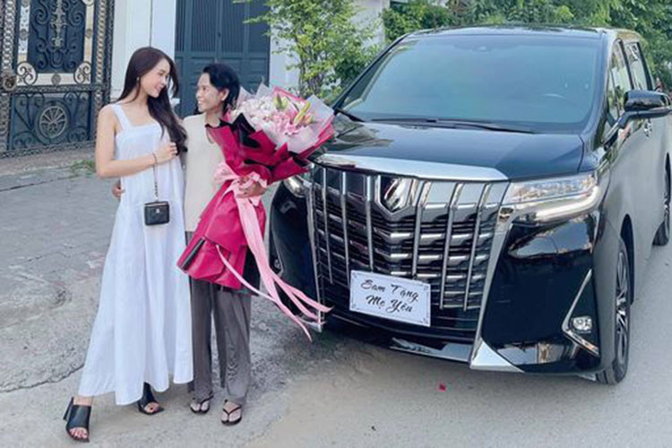 Mới đây, hot girl Nguyễn Hà My hay còn gọi với nick name là Sam đã chia sẻ việc mới tặng mẹ chiếc xe MPV hạng sang Toyota Alphard đời 2021 đã thu hút không ít sự chú ý của cộng đồng mạng. Nhiều người ngưỡng mộ trước sự hiếu thảo của nữ MC này.
