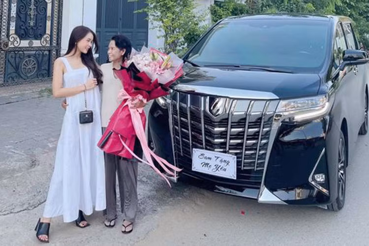 Mới đây, hot girl Nguyễn Hà My hay còn gọi với nick name là Sam đã chia sẻ việc mới tặng mẹ chiếc xe MPV hạng sang Toyota Alphard đời 2021 đã thu hút không ít sự chú ý của cộng đồng mạng. Nhiều người ngưỡng mộ trước sự hiếu thảo của nữ MC này.