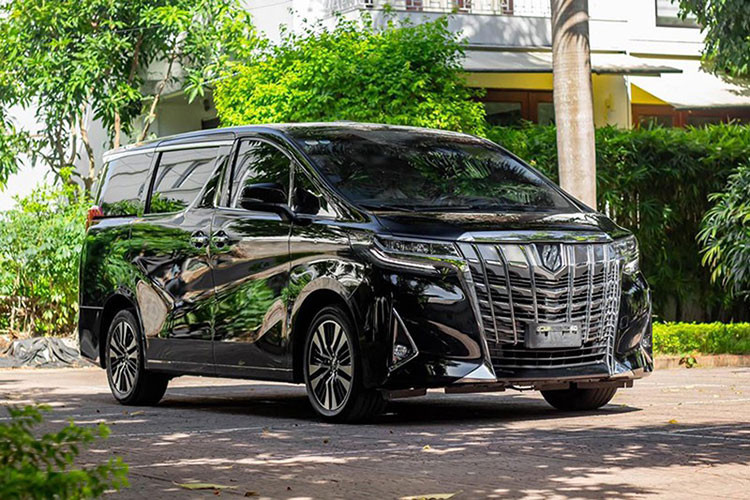 "Trái tim" trên Toyota Alphard là khối động cơ xăng Dual VVT-i dung tích 3.5 lít, sản sinh công suất tối đa 296 mã lực và mô-men xoắn cực đại 361 Nm. Xe trang bị hộp số tự động 8 cấp. Giá xe Toyota Alphard chính hãng tại Việt Nam đang được chào bán khoảng 4,2 tỷ đồng chưa bao gồm chi phí lăn bánh.