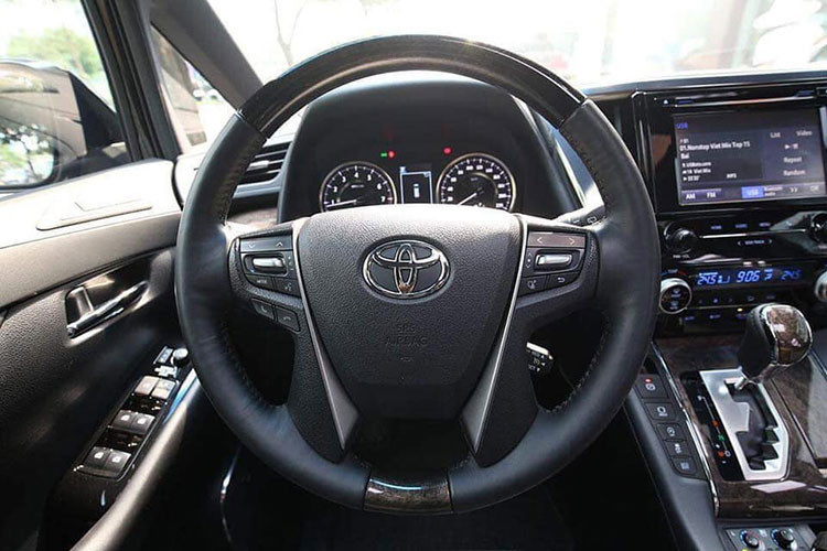 Ghế ngồi đều được bọc da. Ghế lái chỉnh điện 6 hướng, ghế phụ chỉnh điện 4 hướng. Ghế ngồi có chức năng nhớ 3 vị trí, thông gió và sưởi. Hàng ghế thứ 2 chỉnh điện 4 hướng và có đệm đỡ chân chỉnh điện. Alphard thế hệ mới cũng được ốp gỗ nhiều vị trí bên trong nội thất, như bảng táp-lô, vô-lăng hay táp-pi cửa.