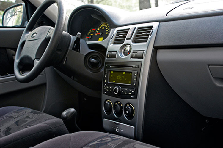 Một số phiên bản cao cấp hơn thậm chí được trang bị điều hoà nhiệt độ, hệ thống âm thanh tích hợp với Bluetooth, hệ thống ghế trước sưởi ấm, đèn trước tự động…. Tháng 4/2010, dòng xe này được bổ sung thêm hệ thống đa phươn tiện, cùng hệ thống định vị được bổ sung năm 2011. 