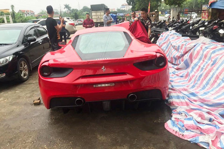 Được biết, vụ tai nạn xảy ra vào khoảng 2h sáng 16/10 do một nam thanh niên điều khiển chứ không phải ca sĩ Tuấn Hưng. Trước đó vào tháng 4/2018, trên trang cá nhân của mình - nam ca sĩ Tuấn Hưng từng chia sẻ đoạn clip chiếc siêu xe Ferrari 488 GTB của anh gặp tai nạn trên đường lưu diễn ở địa phận TP Tam Điệp (Ninh Bình).