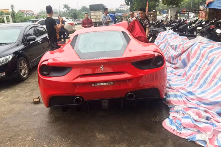 Được biết, vụ tai nạn xảy ra vào khoảng 2h sáng 16/10 do một nam thanh niên điều khiển chứ không phải ca sĩ Tuấn Hưng. Trước đó vào tháng 4/2018, trên trang cá nhân của mình - nam ca sĩ Tuấn Hưng từng chia sẻ đoạn clip chiếc siêu xe Ferrari 488 GTB của anh gặp tai nạn trên đường lưu diễn ở địa phận TP Tam Điệp (Ninh Bình).