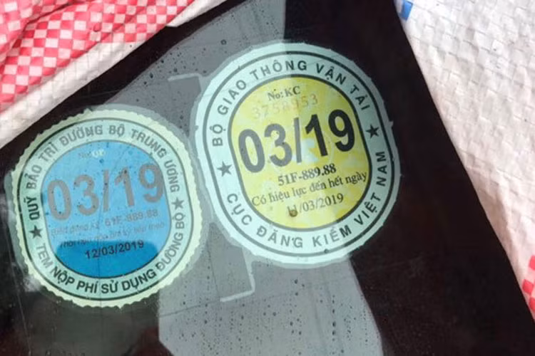 Sau vụ tai nạn, xe đã được tháo biển, nhưng vẫn để lộ tem đăng kiểm và tem đóng phí đường bộ ghi biển kiểm soát 51F-889.88, căn cứ cho thấy siêu xe này thuộc sở hữu của ca sĩ Tuấn Hưng. Theo những người am hiểu về siêu xe cho hay, thiệt hại ước tính cho siêu xe này là không dưới 2 tỷ đồng và phải mất một thời gia dài để sửa chữa.