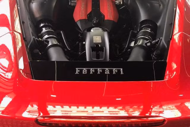 Siêu xe Ferrari 488 GTB được ca sỹ Tuấn Hưng mua từ Sài Gòn mang ra Hà Nội cách đây hơn một năm, khoảng tháng 9/2017. Anh chàng ca sĩ sinh năm 1978 từng tiết lộ lý do mua siêu xe này là vì anh mang tuổi Ngựa, trùng với biểu tượng của hãng siêu xe đình đám Ferrari.