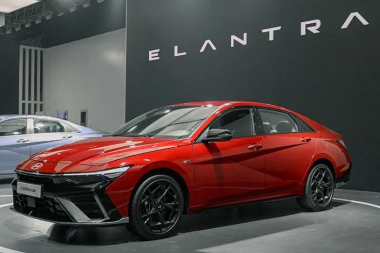 Mẫu xe sedan Hyundai Elantra 2025 được phát triển dựa trên bản nâng cấp giữa vòng đời từng ra mắt năm 2023, nhưng được tinh chỉnh mạnh về mặt thiết kế nhằm hướng đến hình ảnh trẻ trung, thể thao hơn.