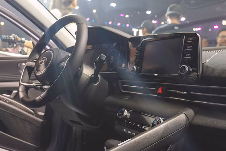 Không gian nội thất được hoàn thiện với phong cách tối giản nhưng tinh tế, hướng đến người dùng trẻ hiện đại và gia đình nhỏ. Ngoài ra, Elantra 2025 mới còn được trang bị gói công nghệ an toàn Hyundai SmartSense.