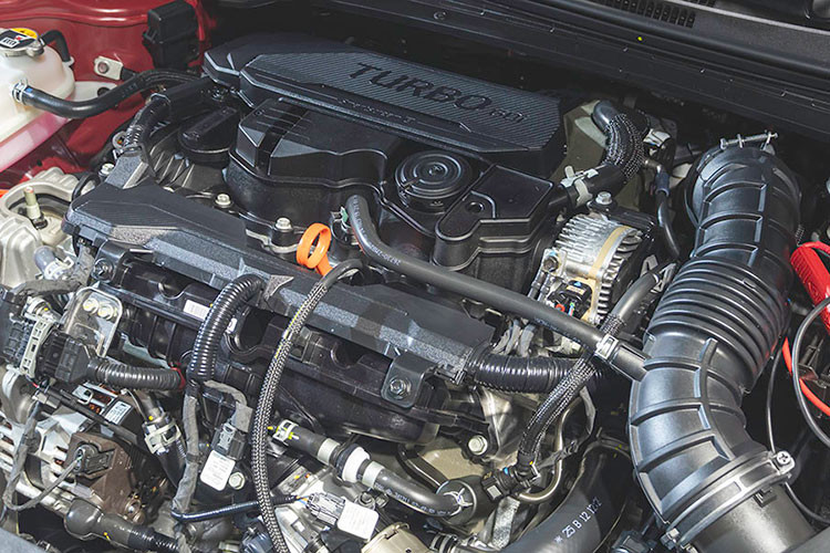 Hyundai Elantra 2025 tại Philippines có ba tùy chọn động cơ phù hợp với nhiều nhu cầu khác nhau. Phiên bản tiêu chuẩn được trang bị động cơ xăng 1.6L hút khí tự nhiên, công suất 128 mã lực và mô-men xoắn 155 Nm, kết hợp hộp số tự động 6 cấp.