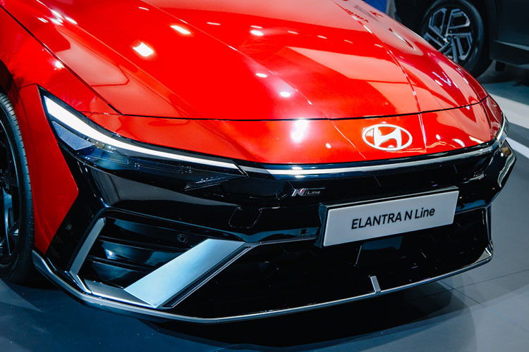 Phần đầu xe nổi bật với cụm đèn pha LED thanh mảnh, nối liền với lưới tản nhiệt hình thang cách điệu dạng nan đan xen, tạo cảm giác sắc sảo và hiện đại. Phía sau xe cũng được làm mới với cụm đèn hậu LED kéo dài theo chiều ngang đuôi xe, kết hợp cùng cánh gió đúc liền kiểu “ducktail” và chi tiết khuếch tán gió phía dưới.