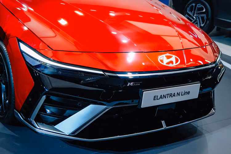 Phần đầu xe nổi bật với cụm đèn pha LED thanh mảnh, nối liền với lưới tản nhiệt hình thang cách điệu dạng nan đan xen, tạo cảm giác sắc sảo và hiện đại. Phía sau xe cũng được làm mới với cụm đèn hậu LED kéo dài theo chiều ngang đuôi xe, kết hợp cùng cánh gió đúc liền kiểu “ducktail” và chi tiết khuếch tán gió phía dưới.