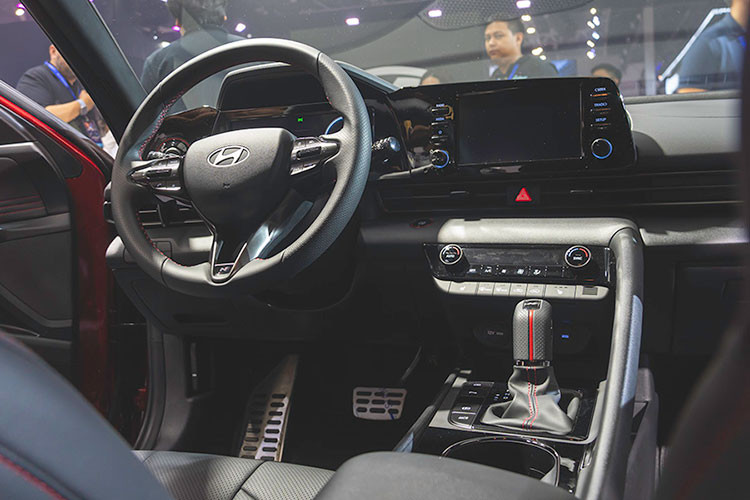 Bên trong khoang lái, Elantra 2025 nổi bật với cụm hai màn hình 10,25 inch, một cho đồng hồ kỹ thuật số, một cho hệ thống giải trí trung tâm. Xe hỗ trợ kết nối Apple CarPlay và Android Auto không dây, sạc điện thoại không dây và có điều hòa tự động. Ghế trước được thiết kế dày dặn, bọc da toàn bộ.