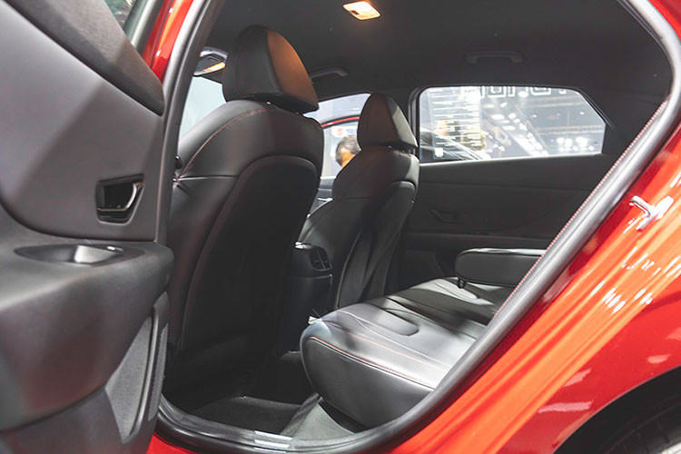 Hệ thống này giúp mẫu sedan hạng C của Hyundai tăng sức cạnh tranh trong phân khúc, nơi các đối thủ như Honda Civic hay Toyota Corolla Altis đã có nhiều năm dẫn dắt về công nghệ và thương hiệu.