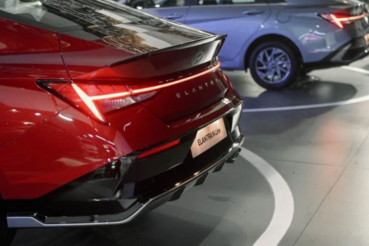 Thiết kế tổng thể tạo nên hình ảnh khỏe khoắn, thể thao nhưng không kém phần thanh lịch. Ngoài ra, Elantra mới được cung cấp nhiều tùy chọn kích thước la-zăng từ 15 đến 18 inch, trong đó mâm 18 inch thiết kế thể thao là trang bị tiêu chuẩn cho biến thể hiệu năng cao N-Line.