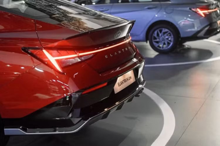 Thiết kế tổng thể tạo nên hình ảnh khỏe khoắn, thể thao nhưng không kém phần thanh lịch. Ngoài ra, Elantra mới được cung cấp nhiều tùy chọn kích thước la-zăng từ 15 đến 18 inch, trong đó mâm 18 inch thiết kế thể thao là trang bị tiêu chuẩn cho biến thể hiệu năng cao N-Line.