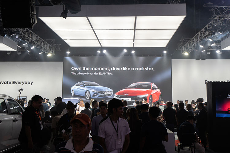 Tại Triển lãm Ô tô Quốc tế Manila 2025 (MIAS 2025) tại Philippines, Hyundai Elantra 2025 mới ra mắt đã đánh dấu sự trở lại đáng chú ý của dòng sedan hạng C trong bối cảnh xu hướng SUV đang ngày càng được ưa chuộng. Đây được xem là động thái chiến lược nhằm giữ vững sự hiện diện của Hyundai trong phân khúc sedan.