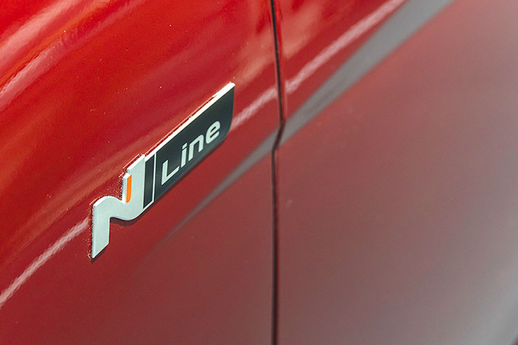 Bản Elantra N-Line cao cấp sẽ được trang bị động cơ tăng áp 1.6L T-GDi, cho công suất 204 mã lực và mô-men xoắn 265 Nm, đi kèm hộp số ly hợp kép 7 cấp, mang đến trải nghiệm lái thể thao hơn.