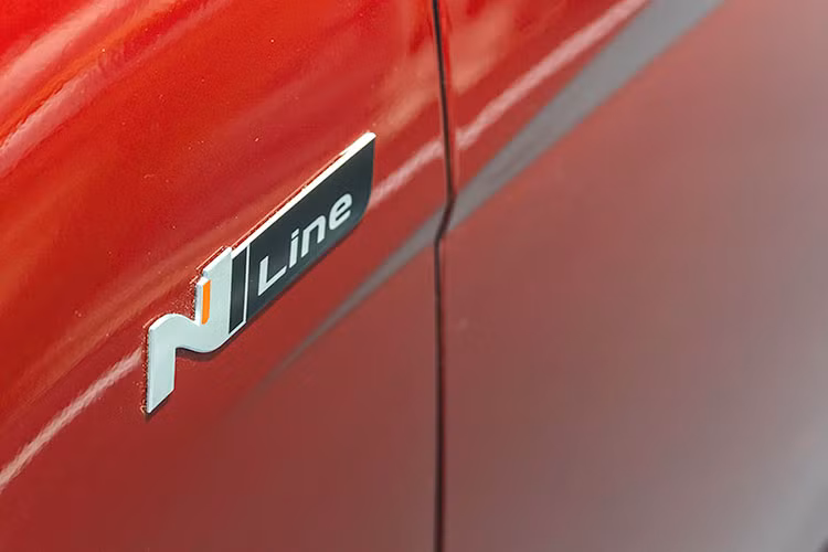 Bản Elantra N-Line cao cấp sẽ được trang bị động cơ tăng áp 1.6L T-GDi, cho công suất 204 mã lực và mô-men xoắn 265 Nm, đi kèm hộp số ly hợp kép 7 cấp, mang đến trải nghiệm lái thể thao hơn.