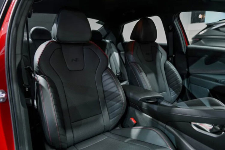 Gói Hyundai SmartSense bao gồm các tính năng như: điều khiển hành trình thích ứng (adaptive cruise control), hỗ trợ giữ làn đường, cảnh báo chệch làn, phanh tự động khẩn cấp và giám sát điểm mù.