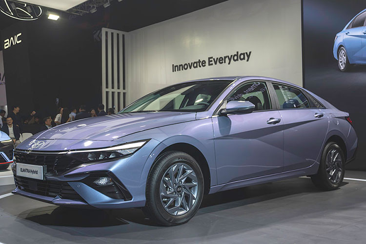 Tại thị trường Philippines, mức giá xe Hyundai Elantra 2025 được phân phối với năm phiên bản, cùng mức giá dao động từ 1,065 - 1,795 triệu peso (tương đương khoảng 480 - 810 triệu đồng. Dự đoán, mẫu xe sedan cỡ C này sẽ sớm về Việt Nam.