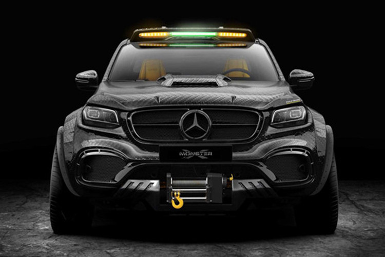 Phần đầu xe nổi bật với hai hốc hút gió cỡ lớn, cản trước mở rộng và móc kéo ở trung tâm. Nắp ca-pô được độ lại cơ bắp hơn, đồng thời có thêm một khe hút gió, tăng khả năng làm mát cho động cơ bên dưới. Tiếp đó, dải đèn LED được bố trí trên nóc giúp người lái quan sát tốt hơn vào ban đêm.