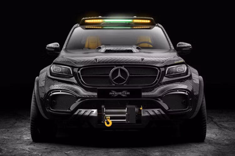 Phần đầu xe nổi bật với hai hốc hút gió cỡ lớn, cản trước mở rộng và móc kéo ở trung tâm. Nắp ca-pô được độ lại cơ bắp hơn, đồng thời có thêm một khe hút gió, tăng khả năng làm mát cho động cơ bên dưới. Tiếp đó, dải đèn LED được bố trí trên nóc giúp người lái quan sát tốt hơn vào ban đêm.