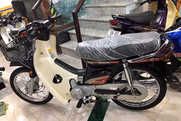 Theo nhiều người sưu tầm và chơi xe Honda Dream II cho biết, với những chiếc xe đi được hơn 100km cũng đã có giá khoảng 200 triệu đồng. Nếu đúng là chiếc xe này hoàn toàn mới, chưa đổ xăng, nó sẽ là chiếc Dream II mới nhất tại Việt Nam hiện nay, cực hiếm và có giá trị cực cao, thậm chí đối với những người yêu xe thì nó là vô giá.