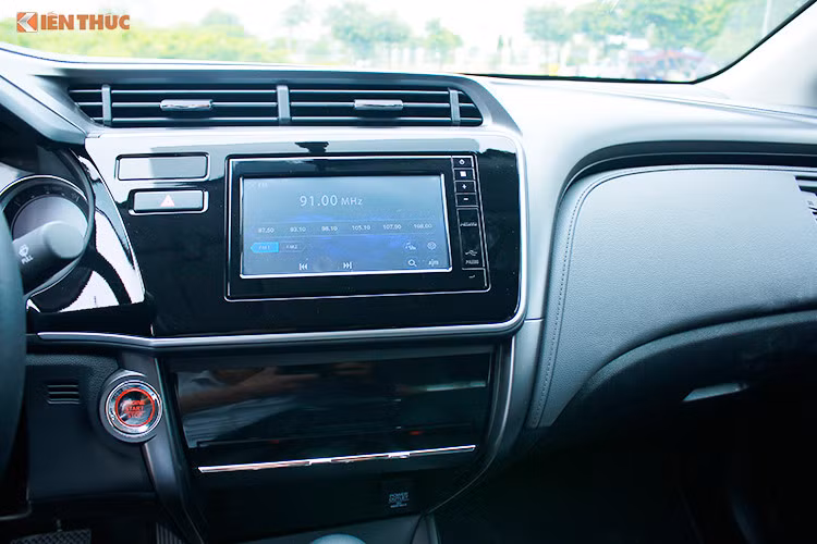 Trên vô lăng của xe vẫn là thiết kế 3 chấu bọc da nhưng được trang bị thêm một số tiên ích nút bấm mới hơn so với phiên bản trước. Các trang bị tiện nghi vẫn không khác gì đời trước với chìa khóa thông minh Smart Key, bật tắt động cơ bằng nút bấm và camera lùi... Phiên bản cao cấp 1.5 Top có thêm màn hình cảm ứng, cổng HDMI, điều hòa tự động.