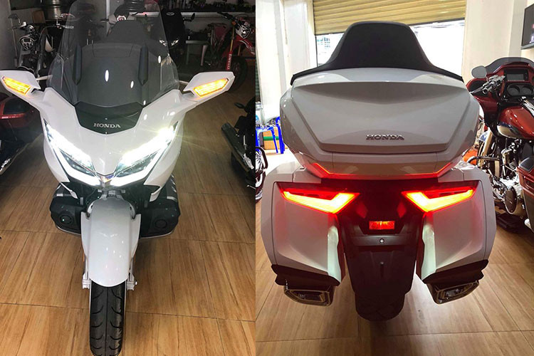 Mẫu xe môtô đường trường Honda Gold Wing 2018 đầu tiên tại Việt Nam trong bài viết này vẫn chưa có mức giá cụ thể, tuy nhiên theo giới thạo xe nó sẽ có mức giá khoảng 57.000 USD (tương đương 1,3 tỷ đồng), ngang với một chiếc xe hơi Toyota Camry "đập hộp".
