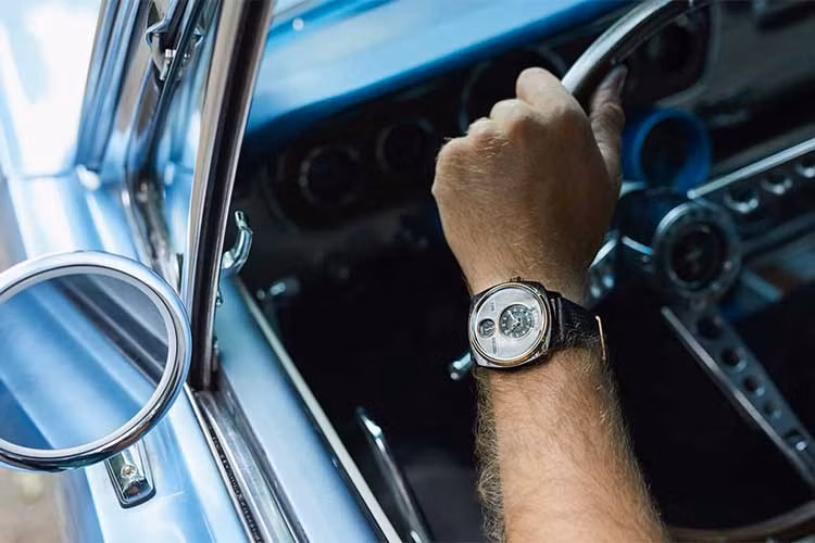 Bởi vậy, thay vì cắt vụn, người đàn ông này lại muốn đem Ford Mustang trở lại trên hình hài của những chiếc đồng hồ luôn đeo bên mình của chủ nhân cũ của nó, thậm chí cả những người mới yêu thích dòng xe thể thao cơ bắp Mỹ "huyền thoại" này.