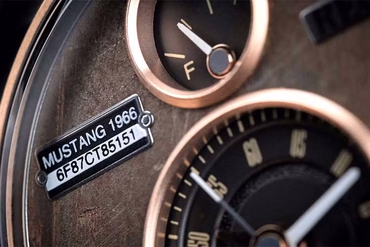 Họ có “thú vui” đi dạo quanh những bãi phế thải để tìm kiếm nguyên liệu cho những chiếc đồng hồ của mình. Mỗi sản phẩm đồng hồ từ Forrd Mustang có giá từ 1.495 USD ( tương đương gần 40 triệu đồng).