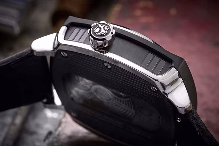 Mỗi chiếc đồng hồ được làm ra từ xe Ford Mustang đều đi kèm số hiệu, năm sản xuất của chiếc xe Mustang gốc. Mặt đồng hồ được thiết kế nhằm tái hiện đồng hồ nhiên liệu trên xe, cung cấp thông tin về tuổi thọ pin.