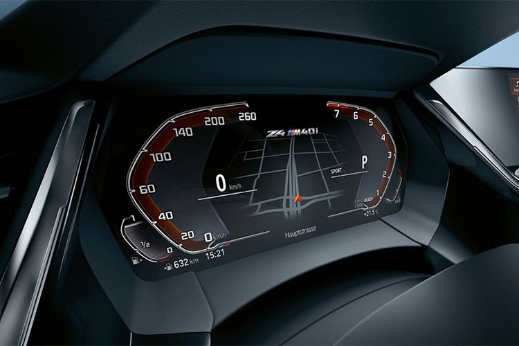 Bảng đồng hồ thông minh và màn hình trung tâm cỡ lớn là trang bị đáng đồng tiền cho Z4. Bảng đồng hồ còn tích hợp bản đồ và định vị để người lái không bị phân tâm khi phải nhìn qua màn hình trung tâm. 