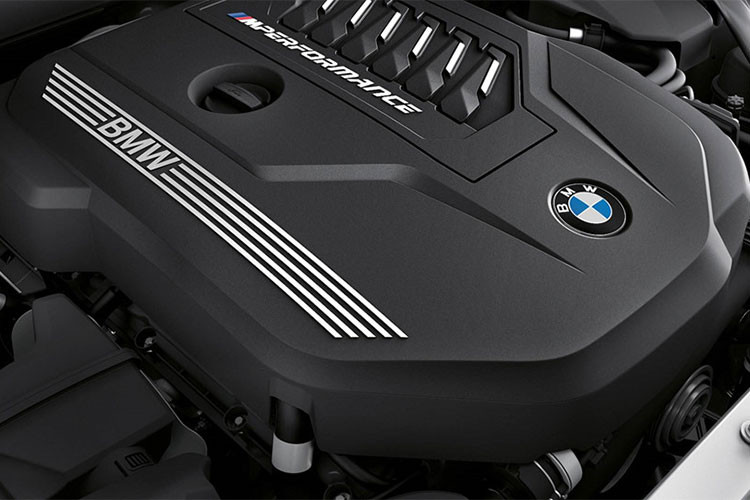 BMW trang bị cho Z4 M40i First Edition khối động cơ 6 xy-lanh thẳng hàng 3.0L sản sinh công suất 335 mã lực. Xe tăng tốc 0-100 km/h trong 4,4 giây. Phiên bản First Edition còn sở hữu thêm hệ thống phanh M Sports, hệ thống treo điện tử và bộ vi sai M Sports cho trục sau.