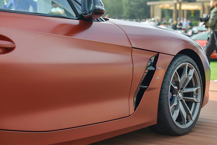 Tính khí động học của Z4 2019 còn xuất hiện ở sở hữu các khe gió nằm 2 bên thân xe đi kèm với đường gân dập nổi chạy đến đuôi xe. Z4 2019 được trang bị bộ vành hợp kim nhẹ 5 chấu kép kích thước 19 inch.