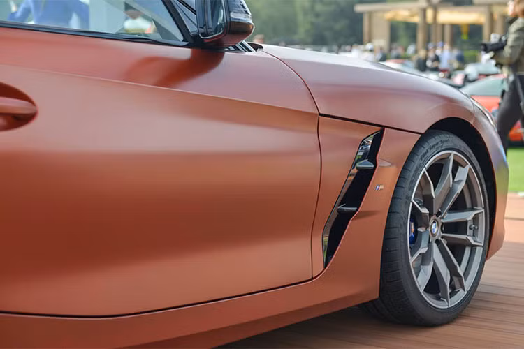 Tính khí động học của Z4 2019 còn xuất hiện ở sở hữu các khe gió nằm 2 bên thân xe đi kèm với đường gân dập nổi chạy đến đuôi xe. Z4 2019 được trang bị bộ vành hợp kim nhẹ 5 chấu kép kích thước 19 inch.