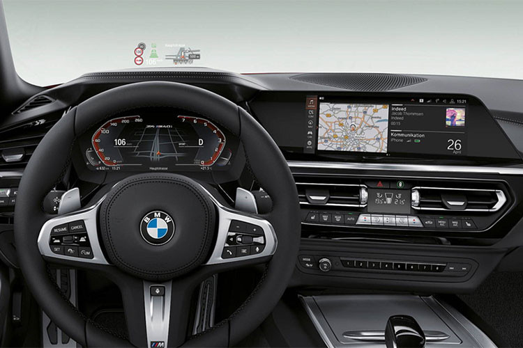 Bên trong xe, nội thất của Z4 2019 được thiết kế sang trọng và hiện đại với vật liệu da cao cấp đi kèm khoang lái thông minh BMW Live Cockpit Professional. Màn hình hiển thị trên kính chắn gió HUD là tính năng tiêu chuẩn cho Z4 2019.