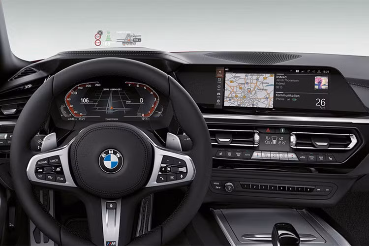 Bên trong xe, nội thất của Z4 2019 được thiết kế sang trọng và hiện đại với vật liệu da cao cấp đi kèm khoang lái thông minh BMW Live Cockpit Professional. Màn hình hiển thị trên kính chắn gió HUD là tính năng tiêu chuẩn cho Z4 2019.