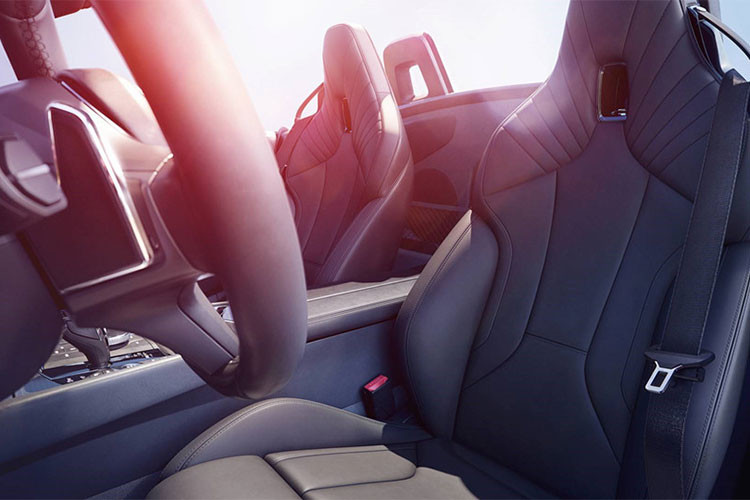 Ghế lái ghi nhớ vị trí, đèn viền nội thất tùy chọn, hệ thống âm thanh Harman-Kardon Surround cao cấp là những trang bị tiêu chuẩn trên BMW Z4 M40i First Edition 2019.