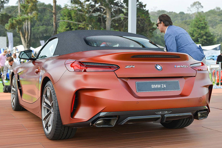 Phần đuôi xe của Z4 cho cái nhìn mềm mại hơn phần đầu với cánh gió nhỏ tích hợp dải đèn Stop công nghệ LED. Hai hốc gió lớn kết hợp cặp ống xả đối xứng tạo nên vẻ cơ bắp và thể thao hơn. Đặc biệt, Z4 2019 sử dụng mui xe mềm điều khiển điện thay cho mui cứng trên Z4 thế hệ trước.