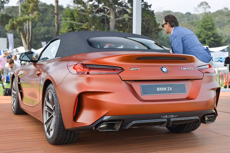 Phần đuôi xe của Z4 cho cái nhìn mềm mại hơn phần đầu với cánh gió nhỏ tích hợp dải đèn Stop công nghệ LED. Hai hốc gió lớn kết hợp cặp ống xả đối xứng tạo nên vẻ cơ bắp và thể thao hơn. Đặc biệt, Z4 2019 sử dụng mui xe mềm điều khiển điện thay cho mui cứng trên Z4 thế hệ trước.