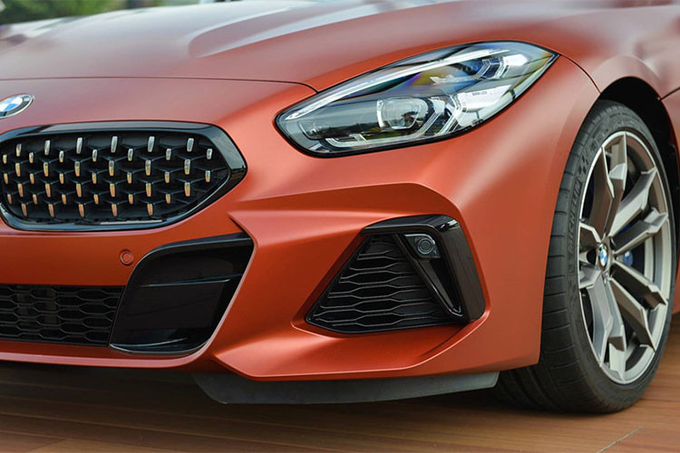 Hệ thống đèn chiếu sáng là các đèn công nghệ LED Matrix thích ứng cho hiệu suất chiếu sáng cao hơn. Ngay dưới đèn pha là các khe hút gió cỡ lớn kết hợp với cản va trước tạo nên vẻ thể thao hơn cho Z4. 