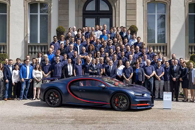  Siêu xe Bugatti Chiron mang thứ tự 100 này thuộc sở hữu của một khách hàng đến từ Ả Rập, với giá bán tiêu chuẩn là 2,7 triệu USD - siêu xe thứ 100 này khi cộng thêm các trang bị đi kèm có giá lên đến 3,33 triệu USD (khoảng 76 tỉ đồng).