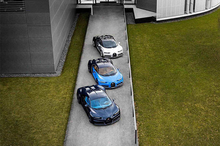 Siêu xe Bugatti Chiron được trang bị động cơ 16 xy-lanh (W16), dung tích 8.0L tăng áp cho công suất cực đại 1.500 mã lực và mô-men xoắn cực đại 1.600 Nm đạt được tại dải vòng tua 2.000 – 6.000 vòng/phút. Xe có tốc độ tối đa đạt 420 km/h và còn nếu bỏ giới hạn điện tử tốc độ của xe có thể lên tới 460 km/h.